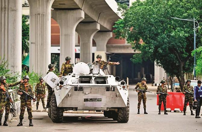In view of the situation, the army has been deployed in Bangladesh once again. Photo: INN.