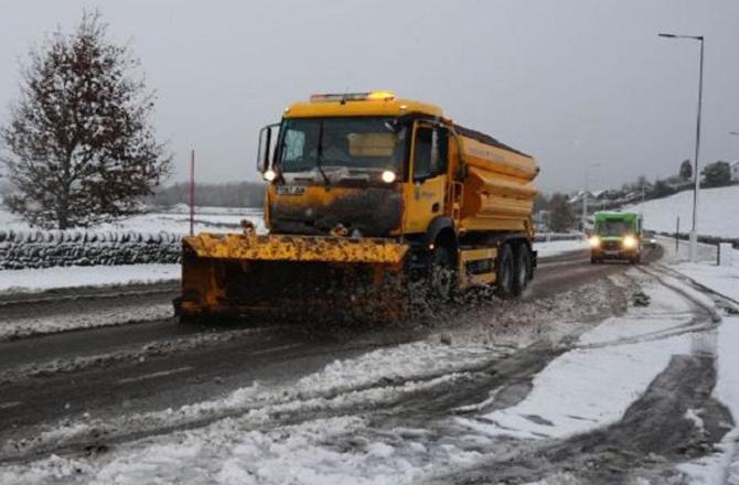 Snow is being cleared from a road in the UK. Photo: INN.