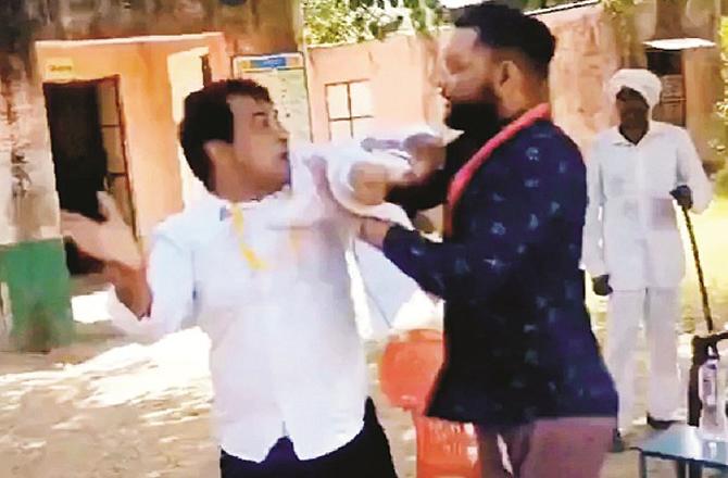 Photo of Naresh Meena slapping SDM. Photo: INN.