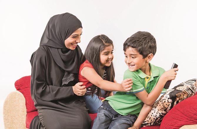 Mothers should spare time for better training of children which is possible through better organization of schedules. Photo: INN.