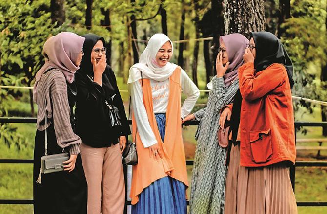 Take time out to meet up with friends occasionally so you can laugh and spend some time without any responsibilities. Photo: INN.