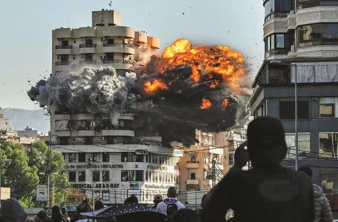 Israel launched 5 missile strikes on a building in central Beirut. Photo: INN.