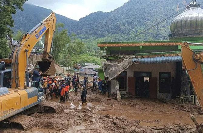 Rain in Indonesia causes destruction in Hanoi. Photo: X