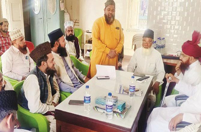 Participants discussing the Sambhal incident at a meeting held at the office of Sunni Jamiat Ulema in Madanpura. (Photo: Inqilaba)