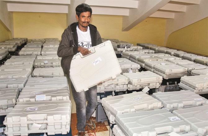 Polling officials keeping EVM boxes in order in Ranchi