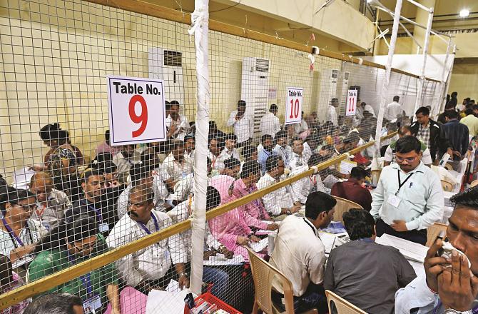 After the assembly elections in Maharashtra, the results were announced after the counting of votes yesterday. Photo: Anurag Ahire