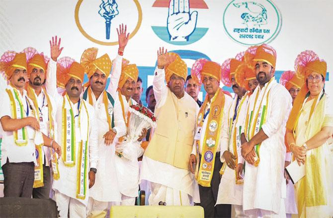 On the last day of campaigning, Congress chief Mallikarjun Kharge addressed an election rally at Palghar. Photo: PTI