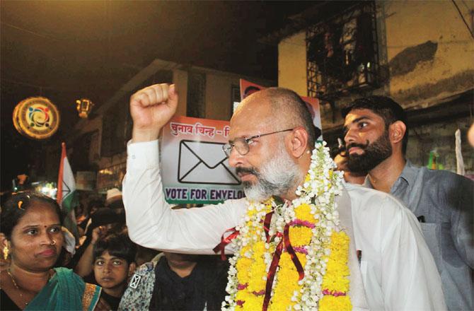 Waseem Javed Khan Mankhurd talking to people in his election campaign at Shivaji Nagar. Photo: INN