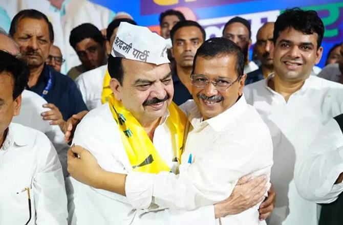 Arvind Kejriwal welcomed Mateen Ahmed with a hug. Photo: INN.