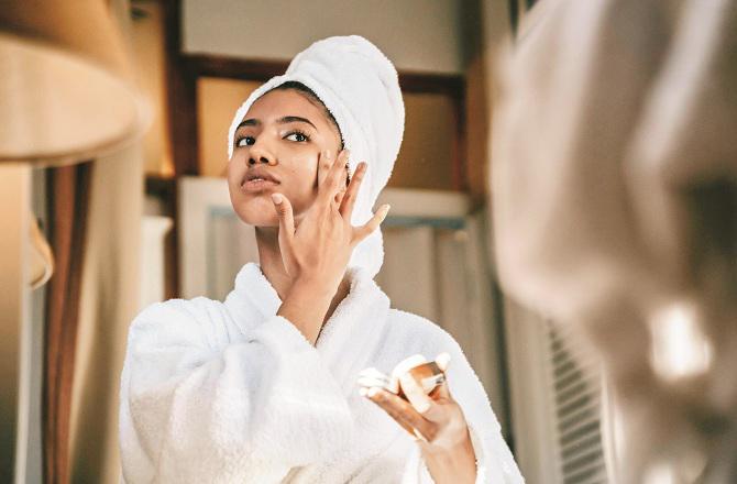 A moisturizer with SPF helps protect the skin from damage during this season. Photo: INN