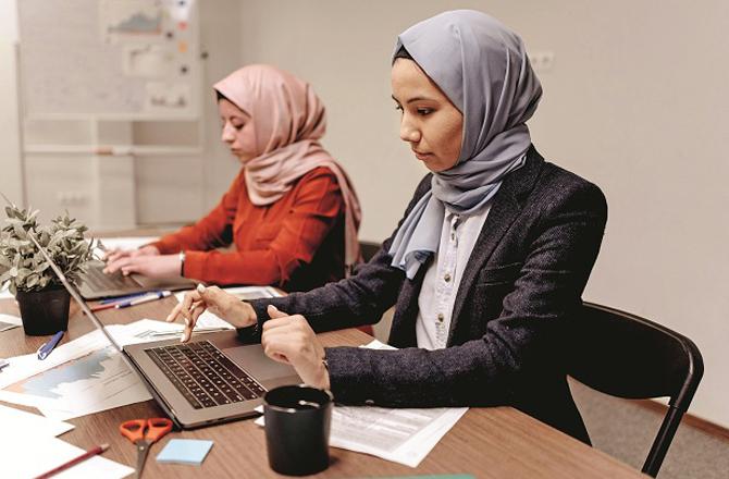 Women should increase their education and skills to enable themselves to face any challenge. Photo: INN.