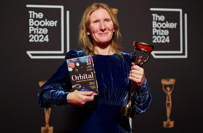 With the Samantha Harvey Award and her book `Orbital`. Photo: INN.