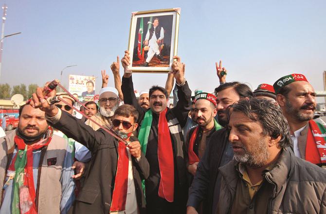 Pakistan Tehreek-e-Insaf (PTI) workers protesting for a picture of party chief Imran Khan. Photo: PTI.