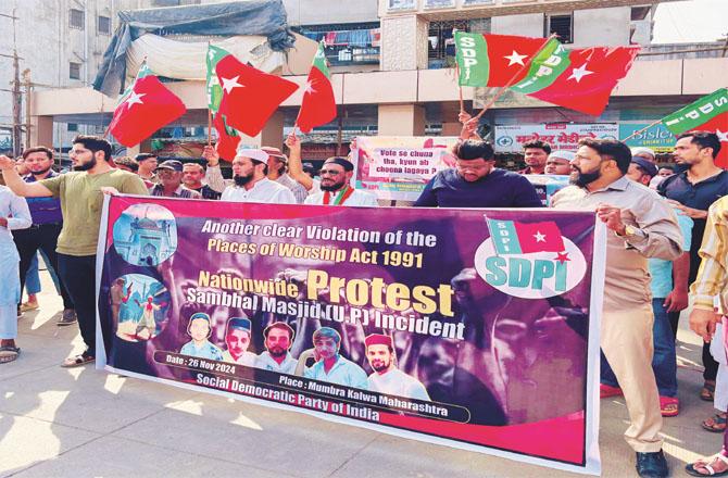 SDPI volunteers protest in Mumbra against the death of Muslim youth in police firing in Sambhal. Photo: Inquilab