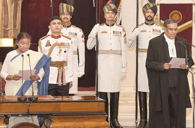 President of the Republic Draupadi Murmu administering oath to Sanjeev Khanna, the 51st Chief Justice of the country. Justice Sanjeev Khanna has assumed the post of CJI from November 11. Photo: INN