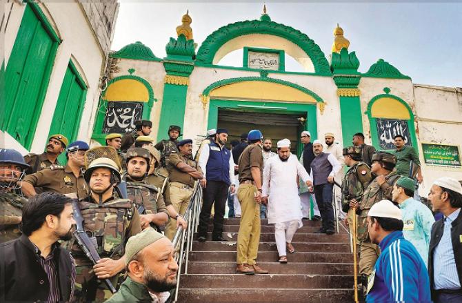 The police team posted at the Sadar Darwaza of Shahi Jamia Masjid and the worshipers coming out of the mosque can be seen. Photo: INN