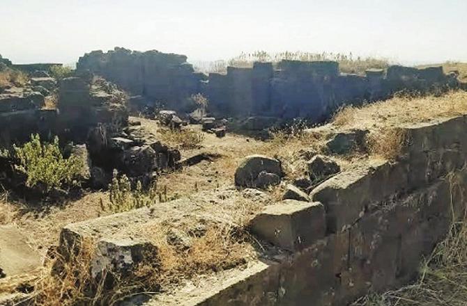 Remains of Tringalwadi Fort can be seen. Photo: INN.