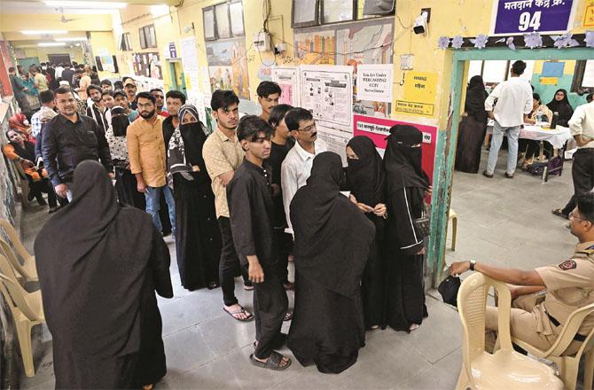 Voter participation in the Maharashtra Assembly elections was high and polling was around 67 percent. Photo: Inquilab, Syed Sameer Abdi