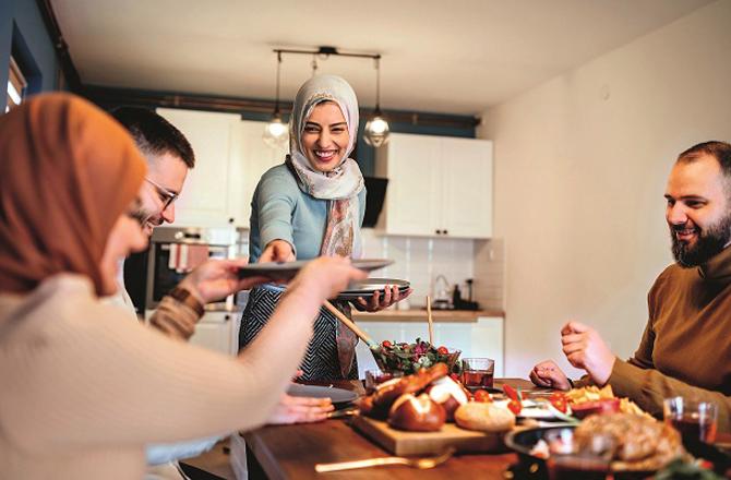 Add dry fruits and seasonal fruits and vegetables to your diet to stay safe from diseases this season. Photo: INN.