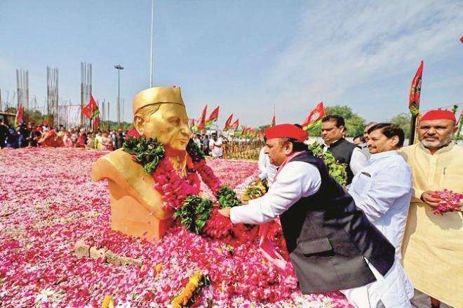 Akhilesh Yadav garlanding the statue of Mulayam Singh. Photo: PTI