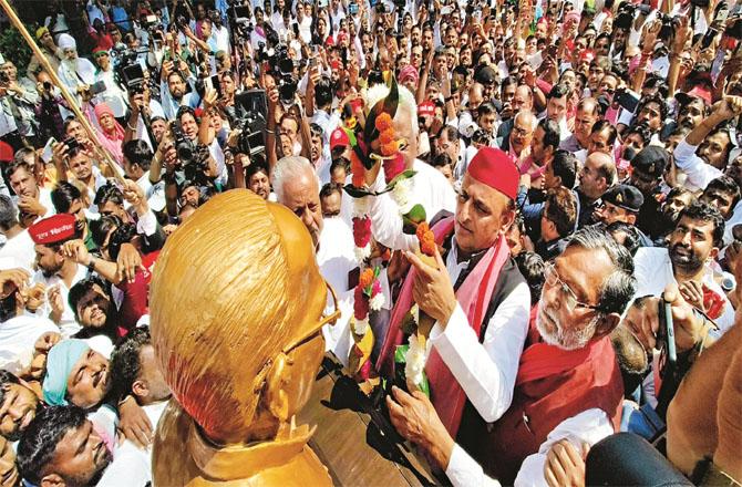 Akhilesh Yadav garlanding the statue of Jay Prakash Narayan on Beach Road.(PTI)