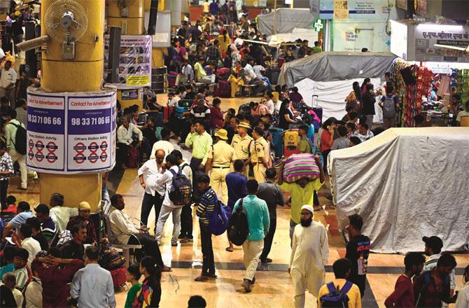 Crowd of passengers at Lokmaniya Tilak Terminus in Kurla on Tuesday night. Police personnel are also seen.
