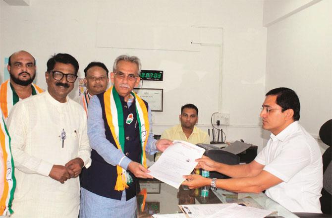 Amin Patel submitting nomination papers. Member of Parliament Arvind Sawant can also be seen with him