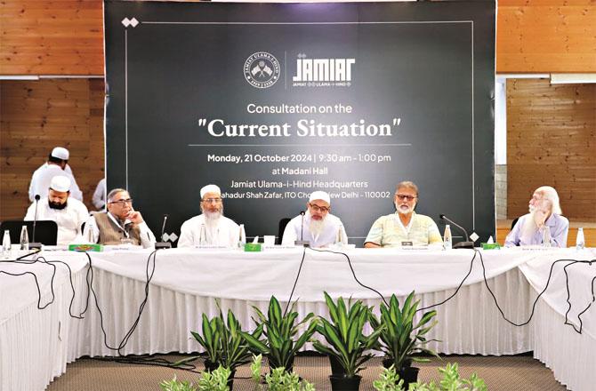 Maulana Mahmood Madani addressing a meeting held at the Delhi office of Jamiat Ulema Hind. Together with Tushar Gandhi and other guests. Photo: Inquilab