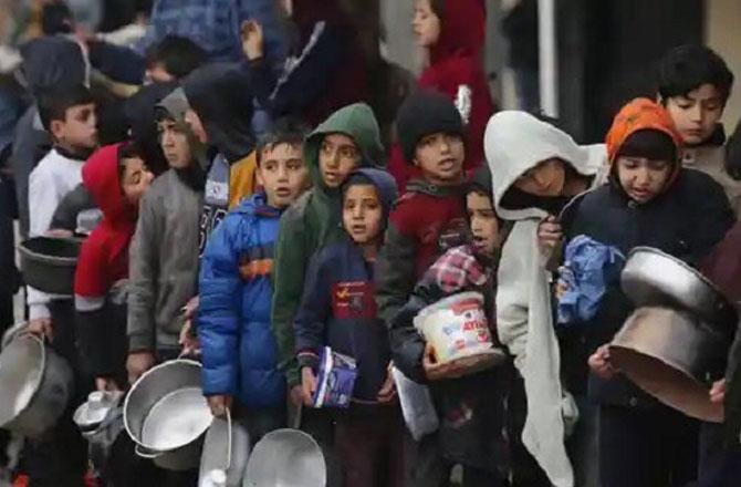 Palestinians can be seen queuing to get food in Gaza.Photo : X
