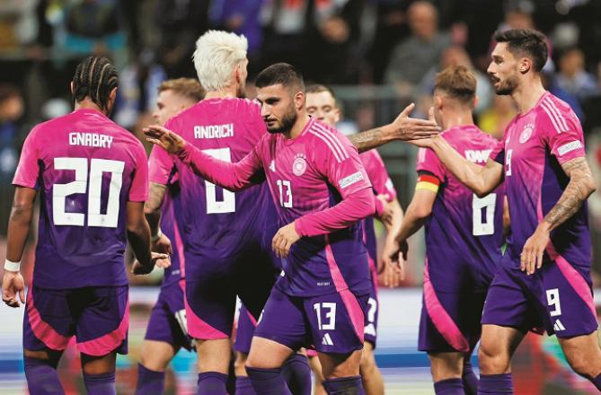 Deniz Undav (jersey number 13) looks on with other teammates. Photo: INN