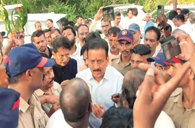 Girish Mahajan has assured the local people to find a solution to the problem (Agency).