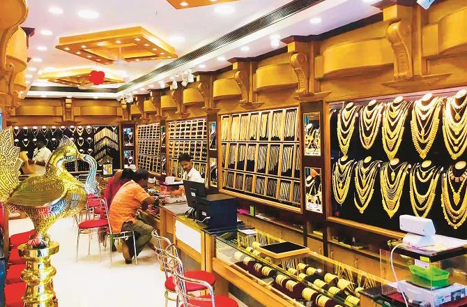 On the occasion of Dhanteras, the luster of gold has increased. Photo: INN.
