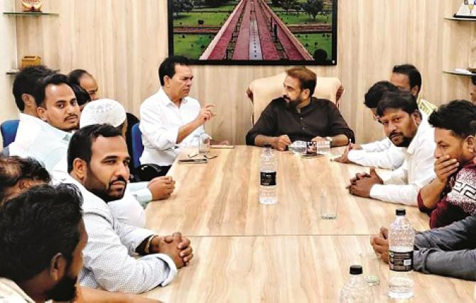 The meeting scene between Syed Ghaffar and Imtiaz Jalil. Photo: INN