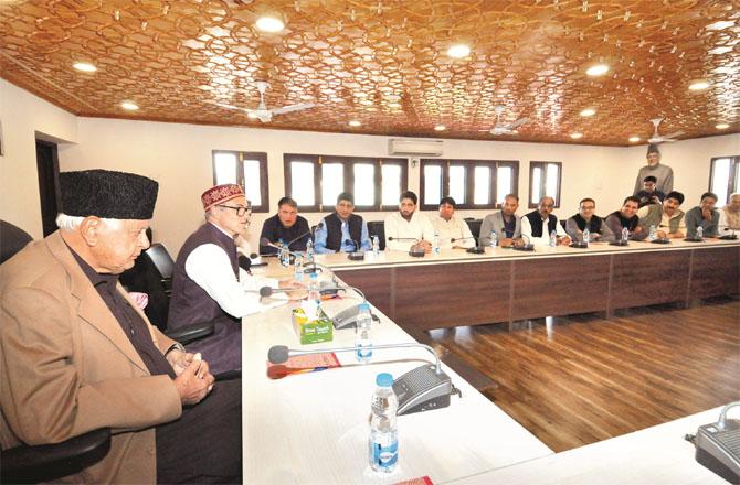 Omar Abdullah addressing the newly elected members of the assembly. Farooq Abdullah can also be seen with him. (PTI)