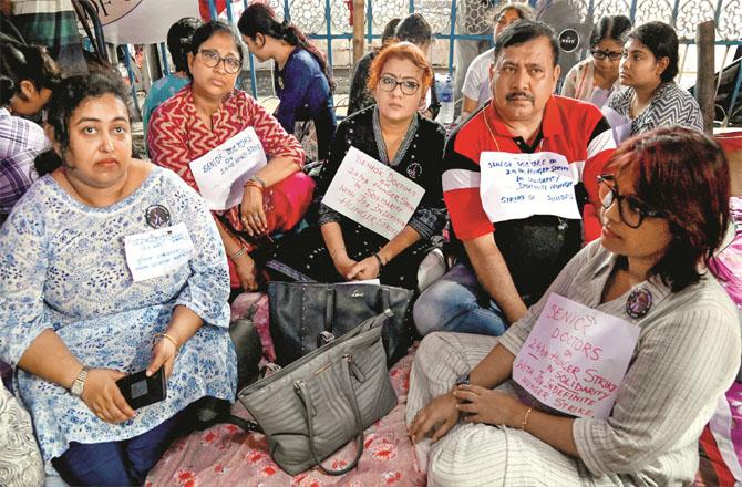 Junior doctors on hunger strike in Kolkata. Photo: INN