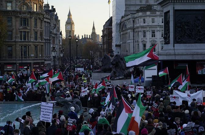 There were mass protests in London against Israeli aggression and in support of Palestine. Photo: INN.