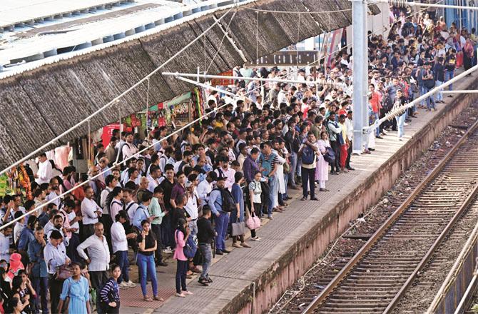 Congestion of passengers can be seen at Western Railway`s Kandivali station due to delayed trains.