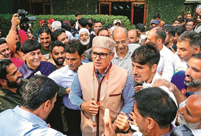 Kashmir Valley has fully supported the National Conference, but four months ago in the Barhamula parliamentary constituency of the same valley, the people themselves defeated Omar Abdullah in the elections imprisoned Engineer Rasheed over him. Photo: INN