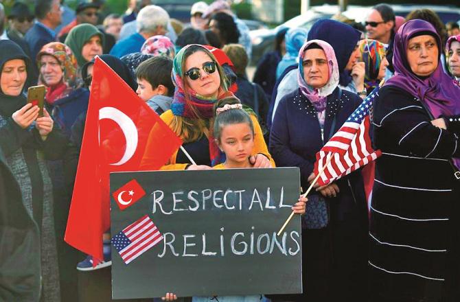 Respect for each other is taught in all countries and religions. Photo: INN.