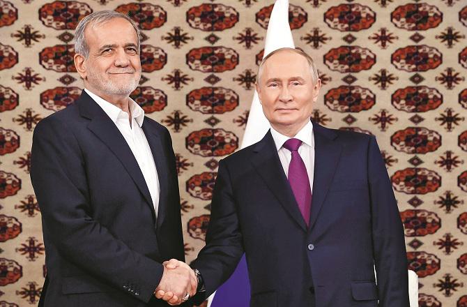 Vladimir Putin and Iranian President Masoud Pyzheshkian met in Turkmenistan. Photo: INN