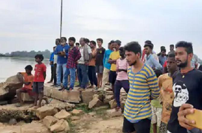 Efforts are being made to search for the child with the help of the villagers. Photo: INN.
