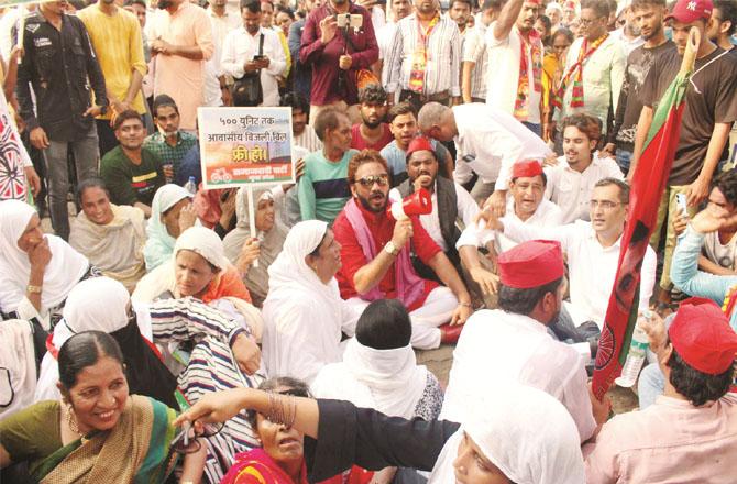 Protesters are protesting against arbitrary electricity bills and expensive electricity outside Mahavatran`s office.
