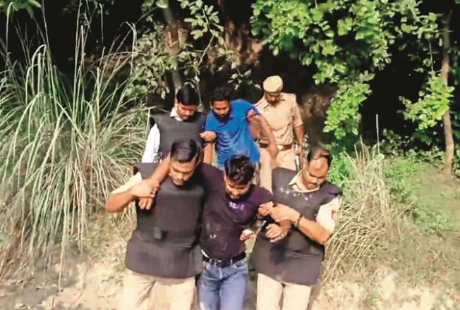 Police carrying the suspect after the encounter. Photo: INN