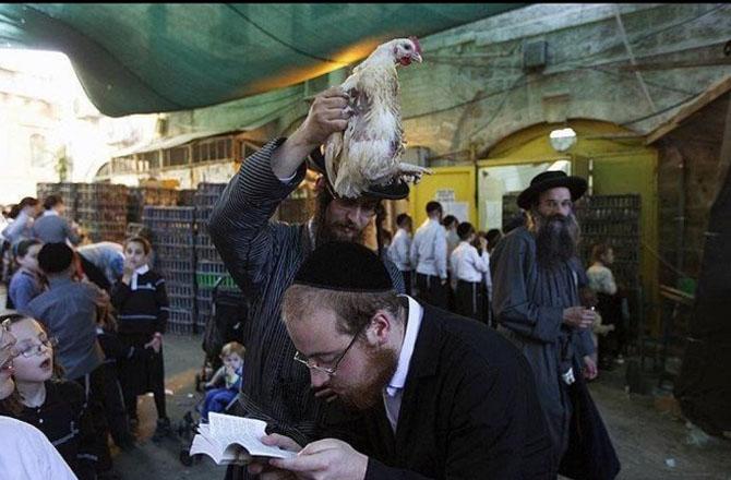 Jews perform religious rituals on the occasion of Yom Kippur. Image: X