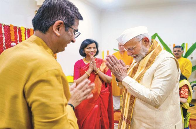 Chief Justice and his wife welcoming Prime Minister Modi at their home. Photo: PTI