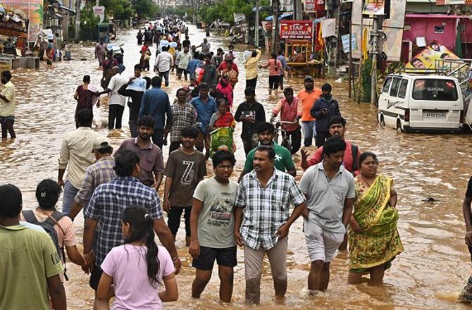 Normal life has been affected due to heavy rains in Andhra Pradesh. Photo: INN.