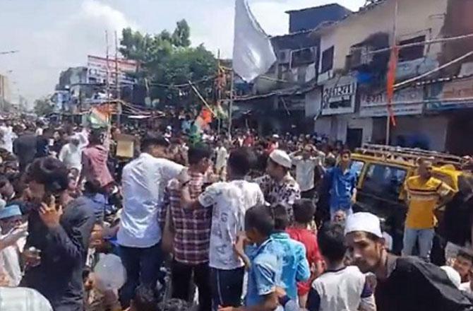 Local citizens can be seen at the scene. Photo: INN