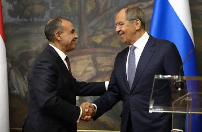 Egyptian Foreign Minister (left)shaking hands with Russian Foreign Minister (right( Photo: PTI