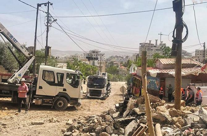 A damaged area of ​​Janin where electricity department employees can be seen working to restore electricity. Photo: INN.