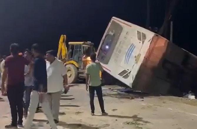 The bus was going from Dwarka to Ahmedabad. Photo: INN.